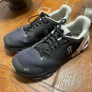 On Running Cloudflyer Black/White Running Shoes Women’s sz 9